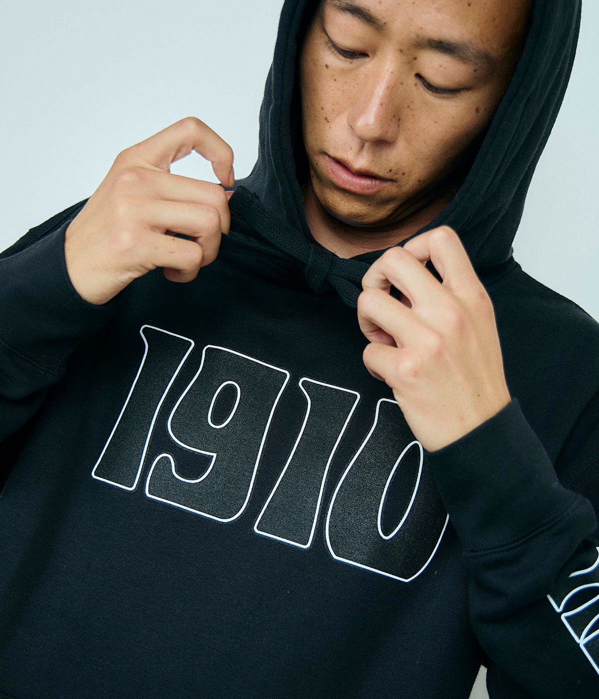 PEAKING HOODY // BLACK