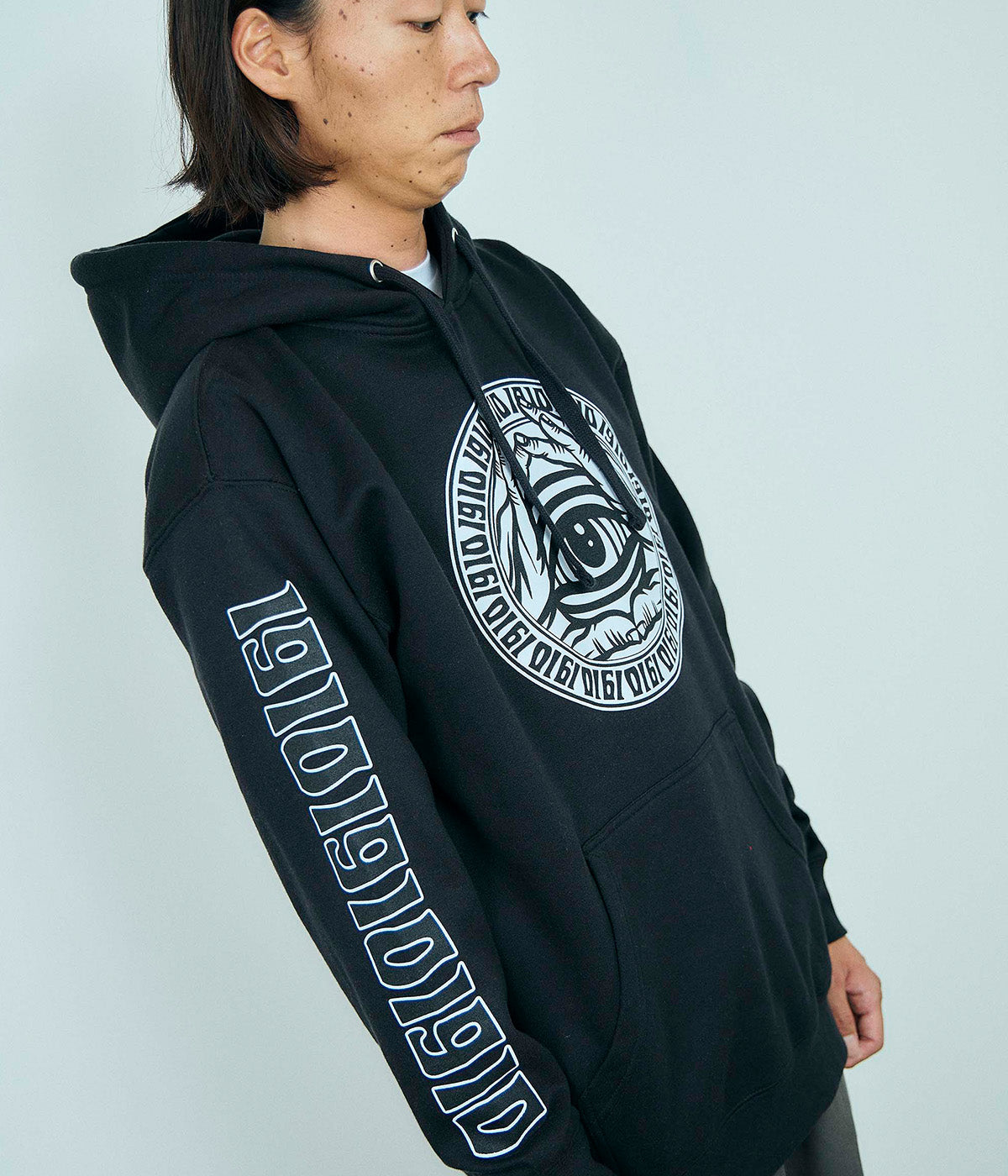 BEHOLDER HOODY // BLACK